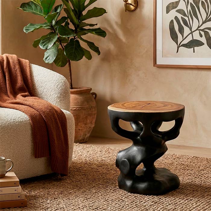 Mesa de canto artesanal em madeira teca com base escultural preta e tampo circular natural. 