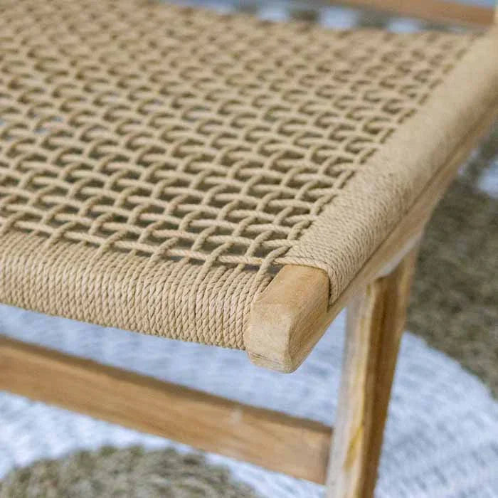Detalhe da tecelagem manual em corda de papel em poltrona de design balinês.