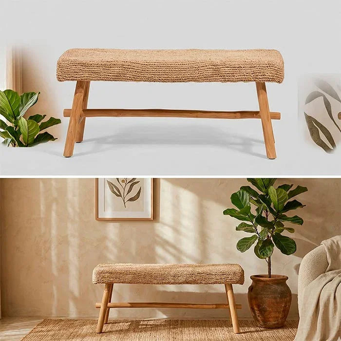 Banco artesanal de três lugares em rattan natural com estrutura de madeira clara em estilo balinês.