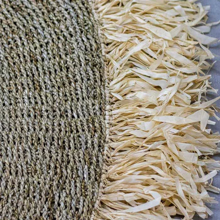 Detalhe da trama circular de Seagrass (grama marinha) em tapete decorativo de Bali.