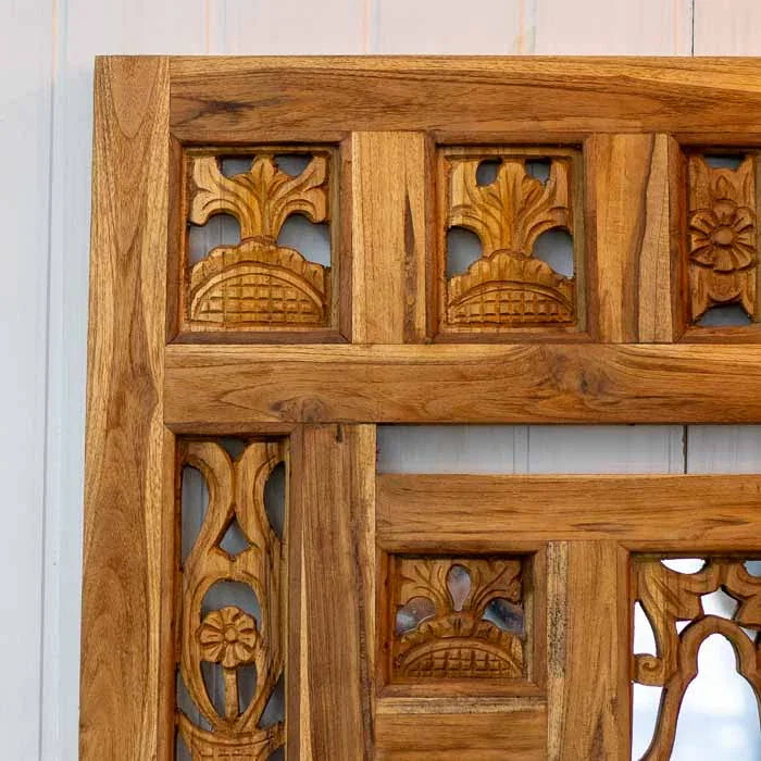 Espelho de parede imponente com design oriental e acabamento em madeira natural.