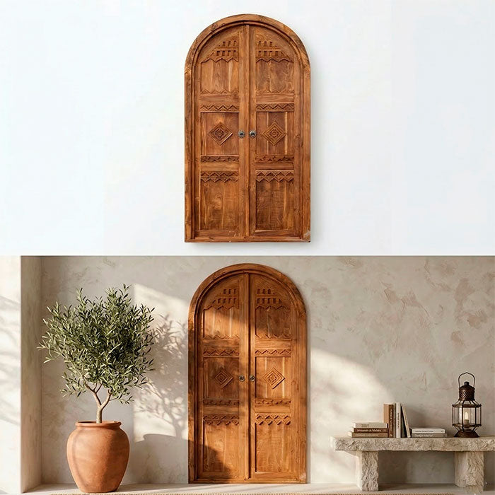 Porta monumental em arco feita de madeira teca maciça com entalhes geométricos artesanais de Bali.