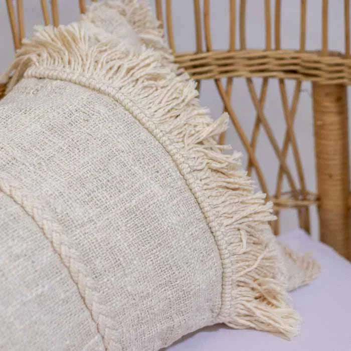 Almofada importada de Bali, com detalhes de trançado em relevo no tecido.