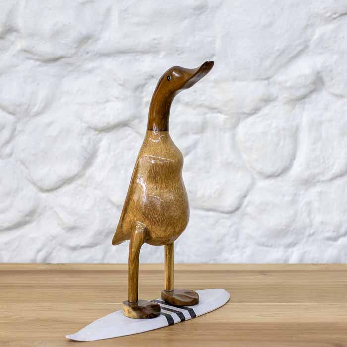 Pato surfista decorativo com prancha branca e listras pretas de Bali