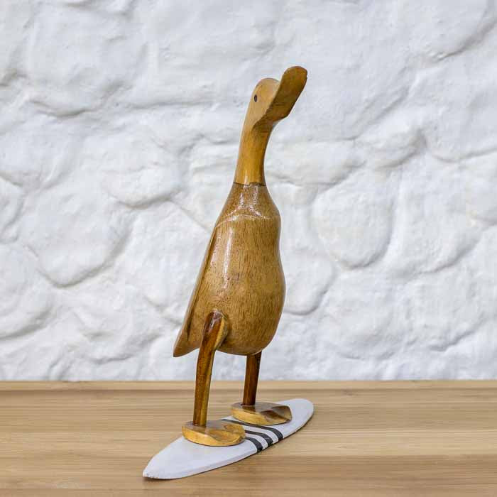 Escultura tropical em bambu representando pato surfista de Bali