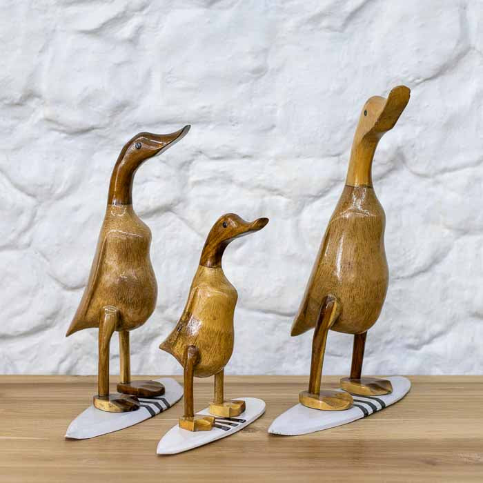 Arte balinesa em bambu com design divertido de pato surfista