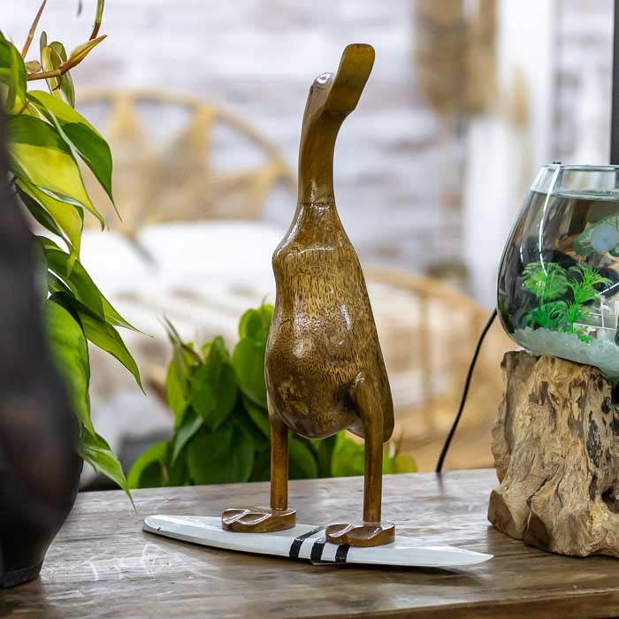 Escultura tropical em bambu representando pato surfista de Bali