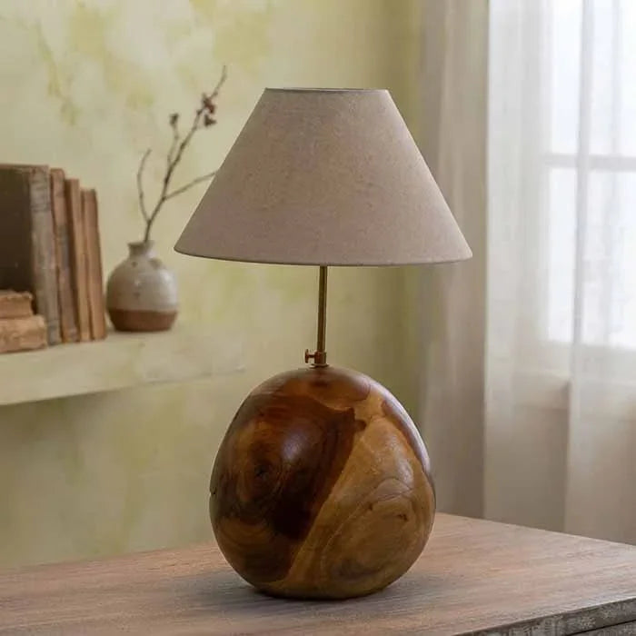 Luminária de mesa balinesa com base orgânica em madeira natural.