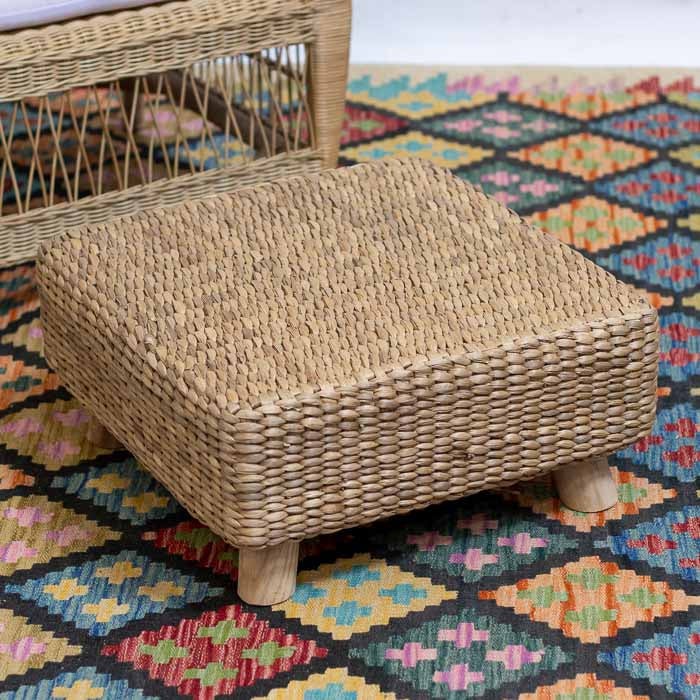 Móvel de apoio feito à mão em Bali, com pés de madeira curtos e robustos.