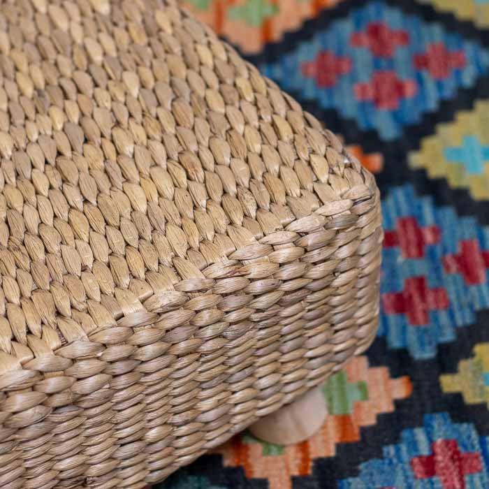 Assento adicional em fibra natural, ideal para ambientes que prezam por texturas.