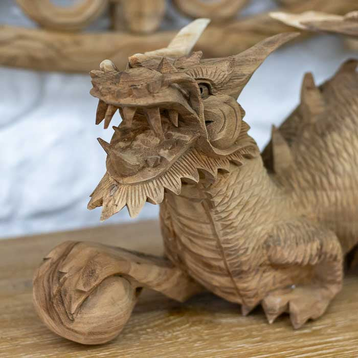 Arte balinesa em madeira representando dragão oriental protetor