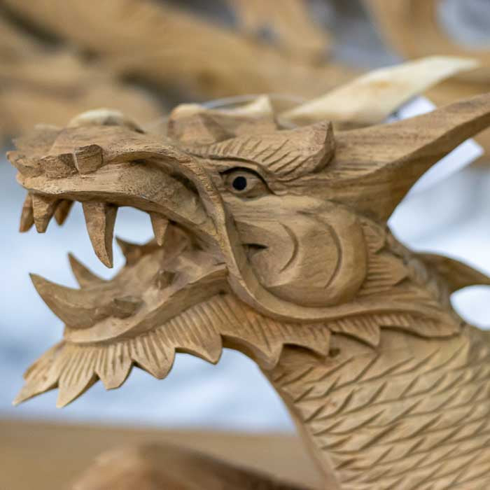 Escultura mística em madeira natural simbolizando proteção