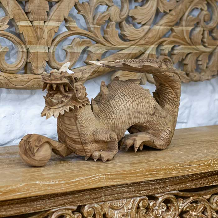 Escultura Dragão Oriental artesanal entalhada em madeira de Bali
