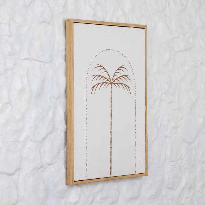 Detalhe da moldura de madeira natural em quadro tropical importado da Indonésia. 