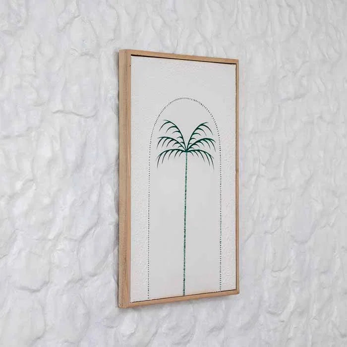 Arte de parede balinesa com palmeira estilizada e arco decorativo pontilhado. 