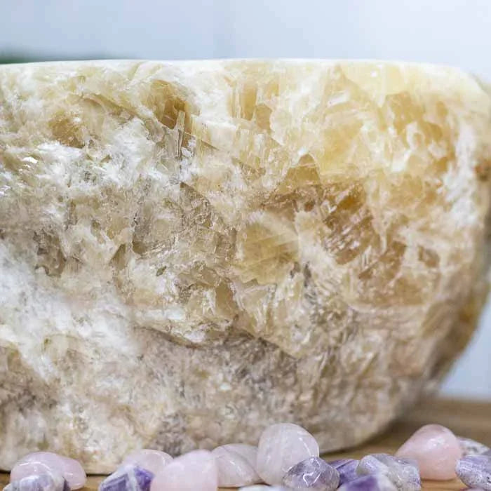 Escultura funcional em Ônix, ideal para banheiros sofisticados e luxuosos. 