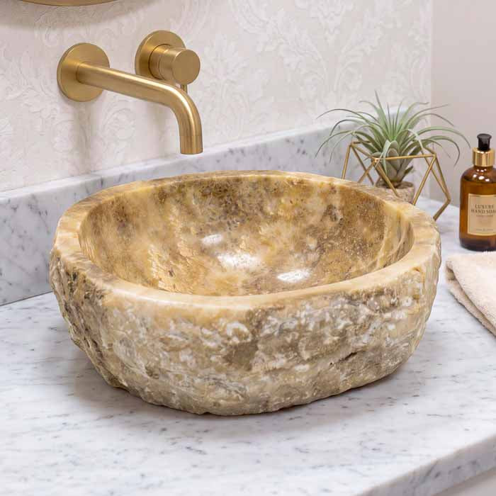 Lavatório de apoio estilo wabi-sabi esculpido à mão em pedra maciça de Bali para suíte master. 