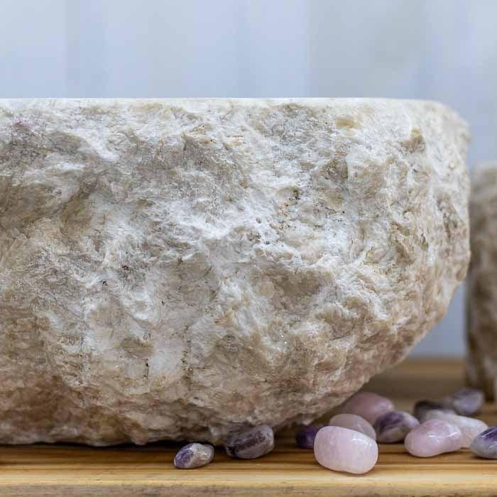 Pia de Ônix Natural, peça única que celebra a arte lapidada em Bali. 