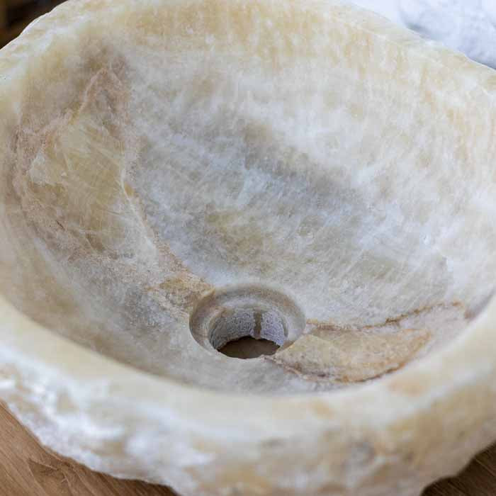 Artefato artesanal da Indonésia em pedra mineral nobre para composição de banheiros de alto padrão. 