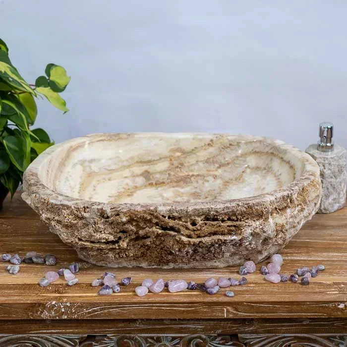 Detalhe do contraste entre a superfície polida e a lateral bruta da pedra natural. 