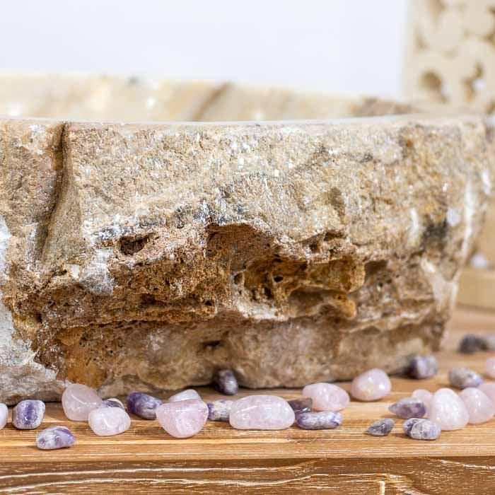 Cuba artesanal que exalta a beleza das camadas geológicas, com aspecto orgânico. 