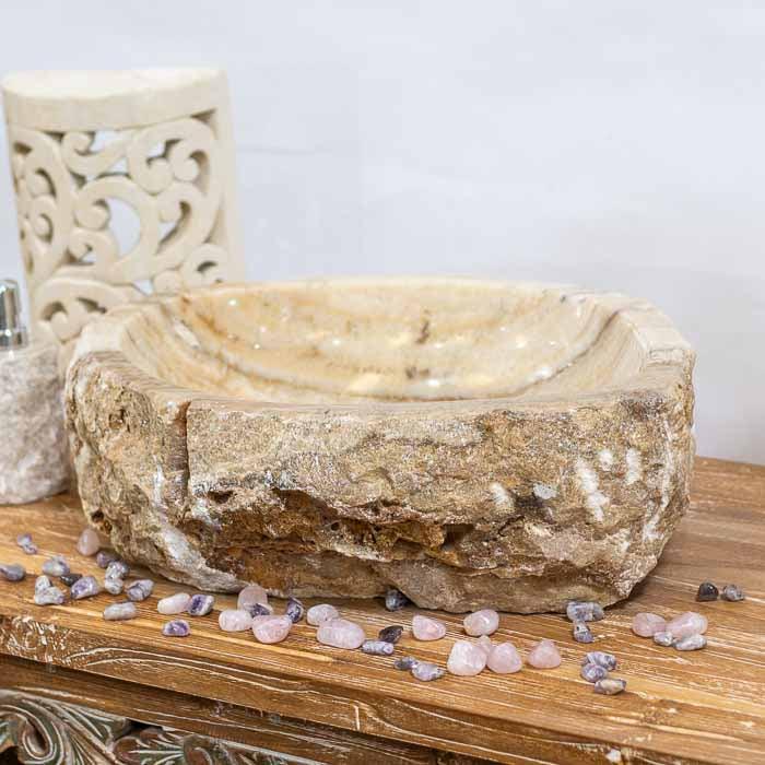 Objeto decorativo funcional para banheiro, cuba de sobrepor com veios de travertino. 