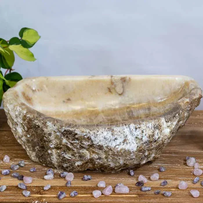Pia de pedra natural, ideal para ambientes que buscam a energia Zen e a autenticidade. 