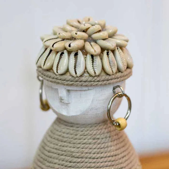 Acessório decorativo Étnico Chic: boneca de madeira e fibra para estantes.