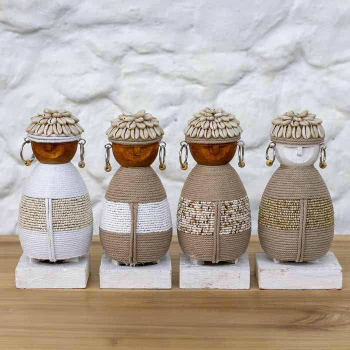 Bonecas balinesas rústicas feitas em corda, madeira e búzios. Decoração artesanal importada de Bali.