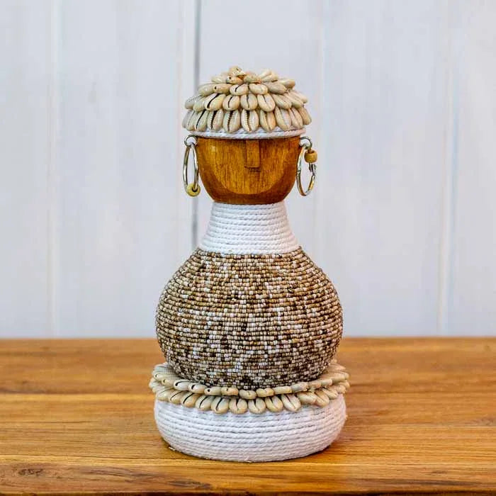 Objeto de decoração Étnico Chic da Arte e Sintonia com elementos orgânicos e búzios. 