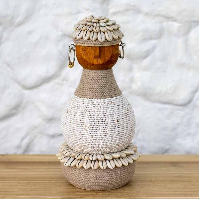Boneca artesanal de Bali em madeira com revestimento de miçangas e cordas de fibra.