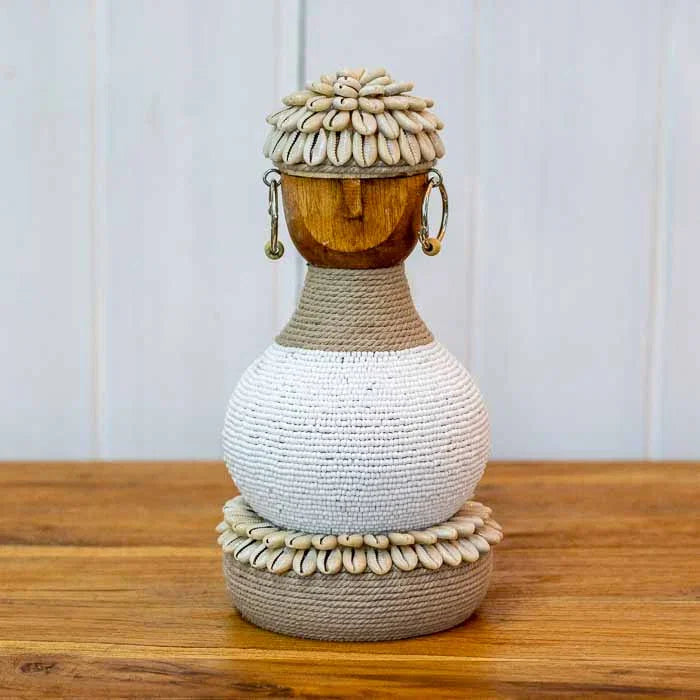 Boneca artesanal de Bali em madeira com revestimento de miçangas e cordas de fibra. 