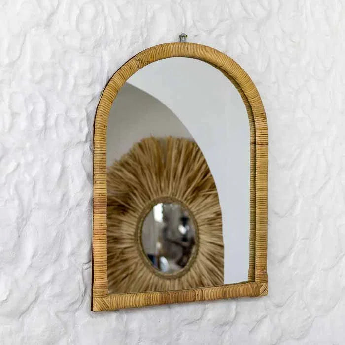 Detalhe da moldura artesanal de Bali em fibra de rattan clara com acabamento impecável.