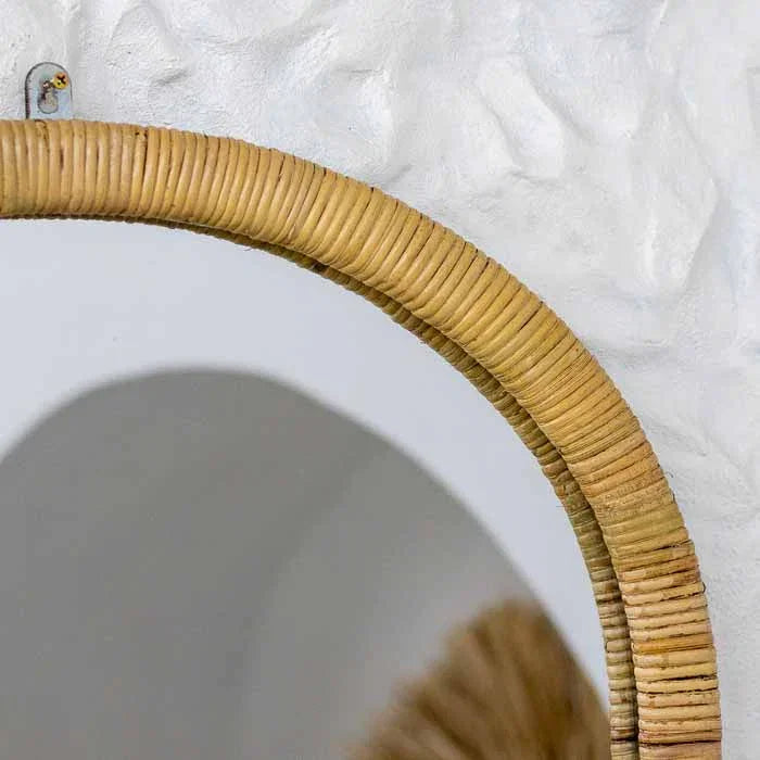 Espelho de 70cm de altura ideal para decoração de halls de entrada e quartos zen.