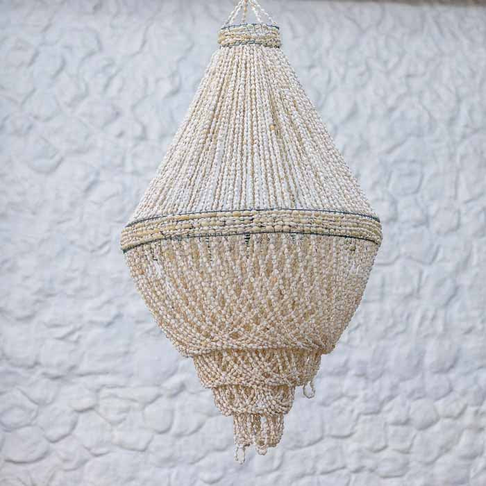 Lustre de conchas naturais artesanal importado de Bali em formato cônico e ampulheta suspenso no teto.