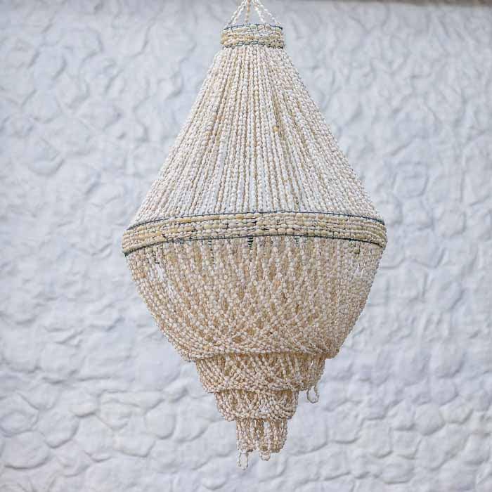 Lustre de conchas naturais artesanal importado de Bali em formato cônico e ampulheta suspenso no teto.