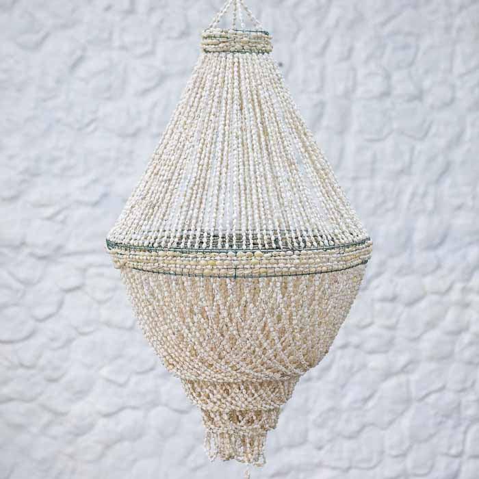 Pendente artesanal gigante de 100cm em conchas brancas e beges para sala de estar e jantar praiana.