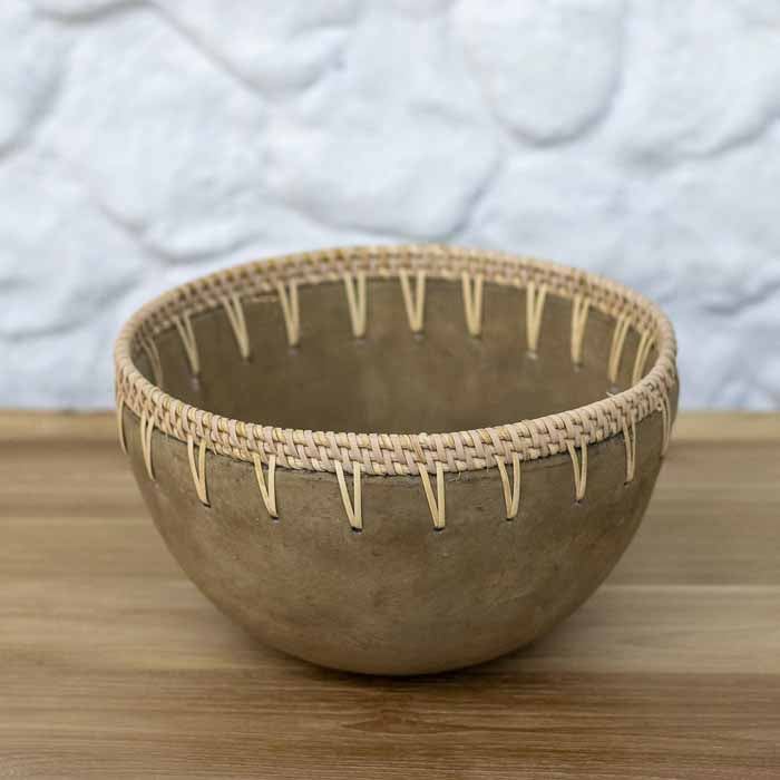 Vaso cachepot estilo bowl em terracota e rattan balinês para acomodar plantas e arranjos de interiores.