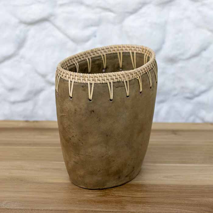 Vaso ornamental em barro e fibra natural feito à mão em Bali para salas de estar e consoles.
