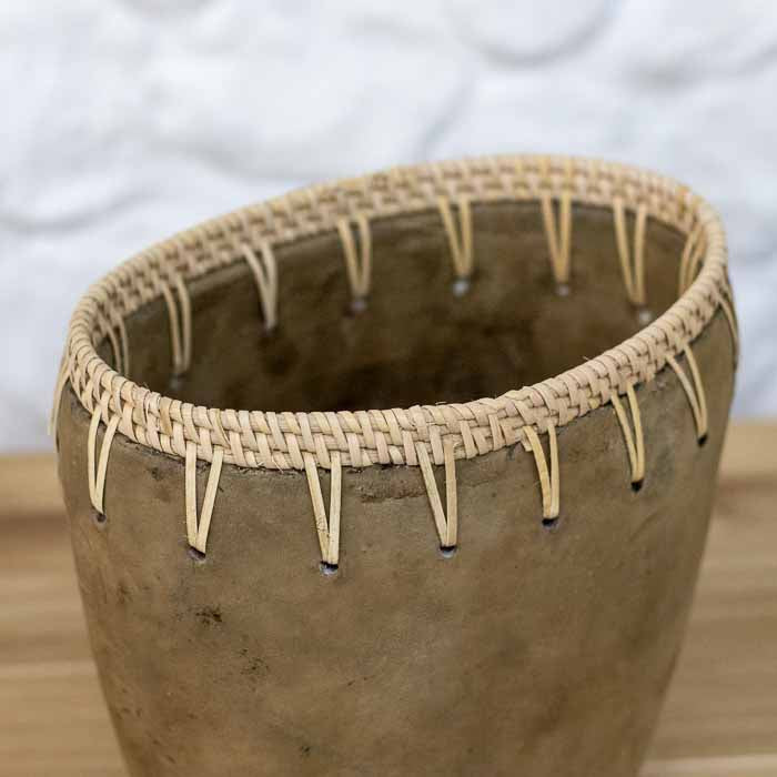 Cachepots de barro queimado e rattan para composição de arranjos de flores secas e folhagens.