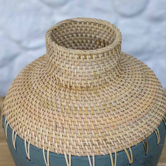 Peça decorativa balinesa em terracota chumbo e trançado artesanal em rattan para arranjos secos.