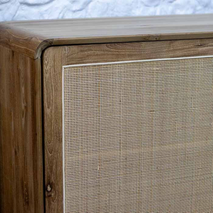 Balcão aparador em madeira maciça com pés angulados estilo retro e trama natural de rattan nas portas.