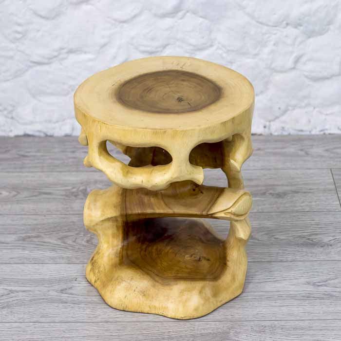 Mesa de apoio indonésia que une marcenaria tradicional e estética contemporânea. 