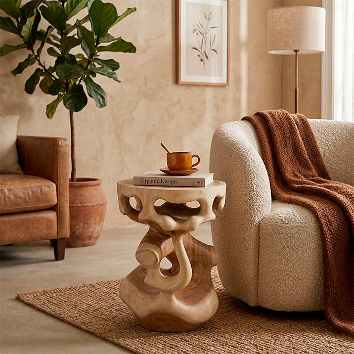 Mesa de apoio indonésia que une marcenaria tradicional e estética contemporânea. 