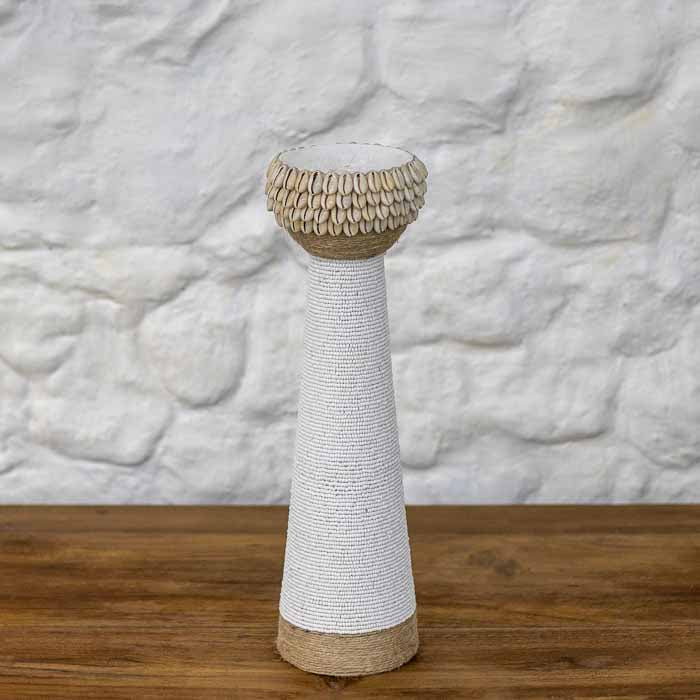 Porta-velas estilo boho chic praiano em madeira com trabalho de miçangas e detalhes de corda na base e no topo.