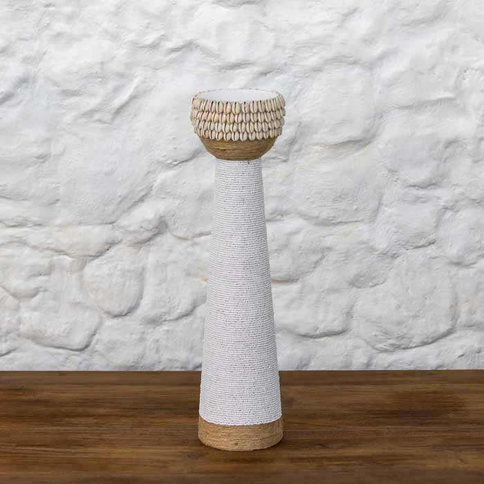 Peça decorativa artesanal de Bali em formato de coluna branca com acabamento de elementos marinhos.