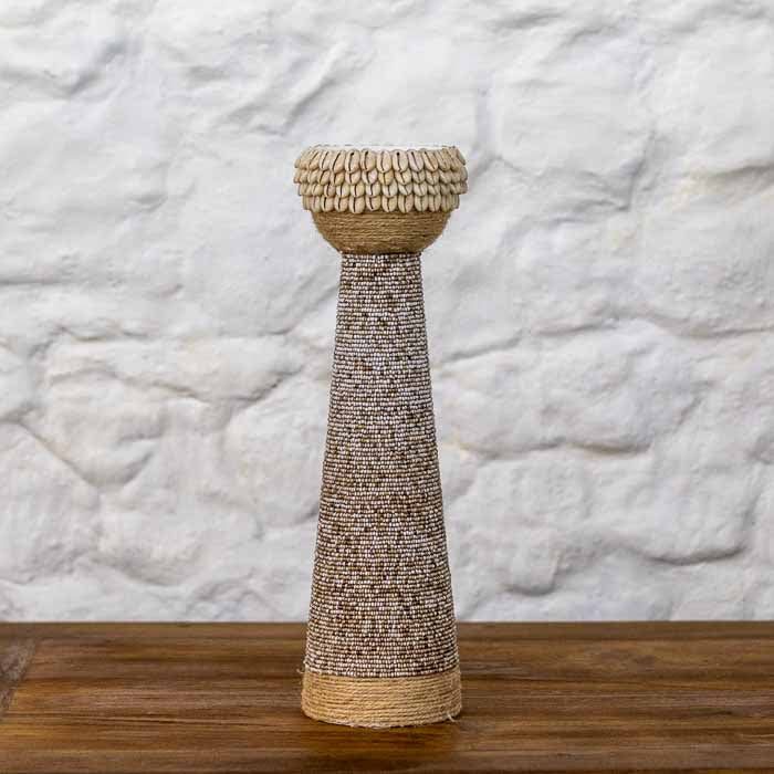 Porta-velas torre para home decor praiano com búzios e miçangas em tons terrosos.