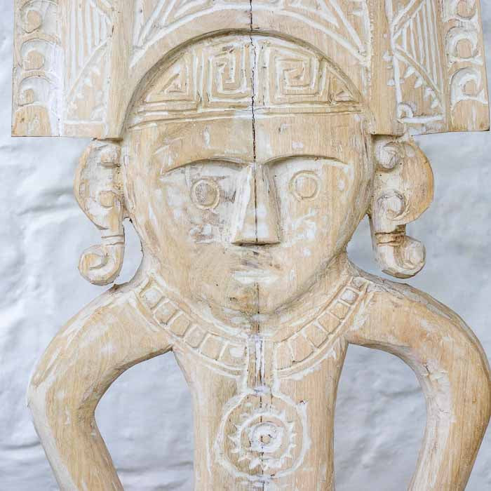 Peça de arte primitiva pátina e étnica em madeira clara patina com adorno vertical trabalhado em relevo.