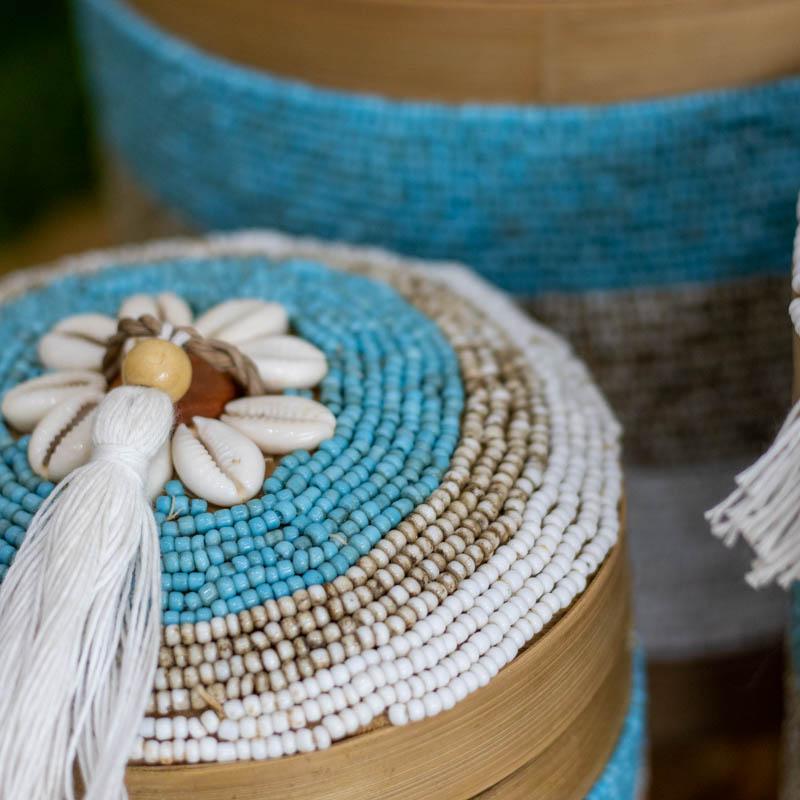 pote caixa redonda bambu fibra natural miçanga búzios concha azul branco casa lar decoração decor home house bali balines artesão arte white blue