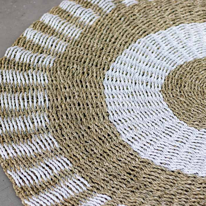 Tapeçaria feita à mão em seagrass trançada e importada de Bali, na indonésia.